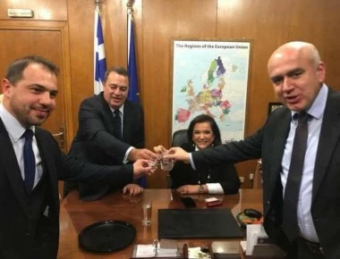 Ντ. Μπακογιάννη: Η επίσκεψη της στην Κομοτηνή και τα τσίπουρα που την κέρασαν (φωτό)